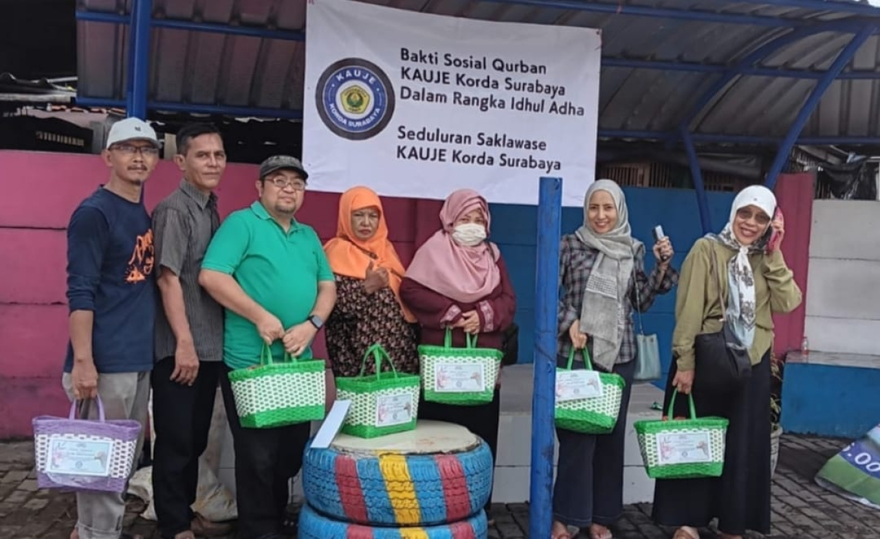 KAUJE Korda Surabaya Membagikan Daging Korban Untuk Warga Yang Membutuhkan