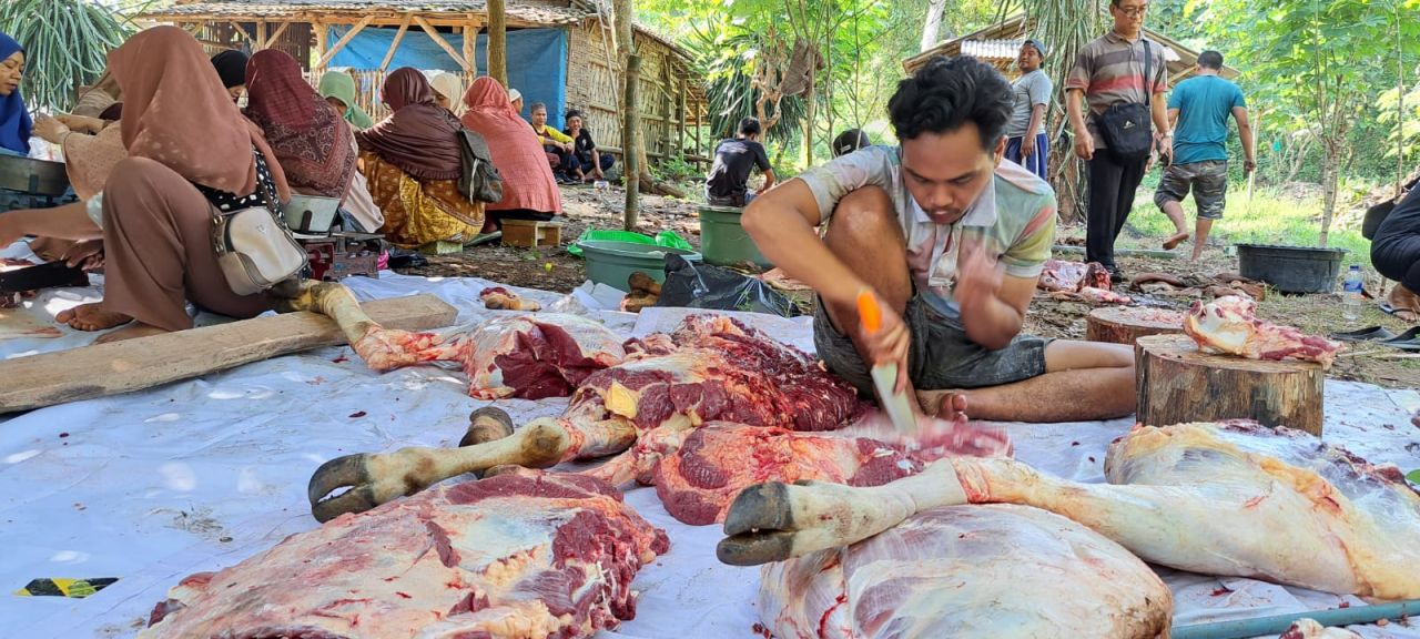 Kurangi Plastik, DPC PKS Mulyorejo Gunakan Besek untuk Bungkus Daging Kurban