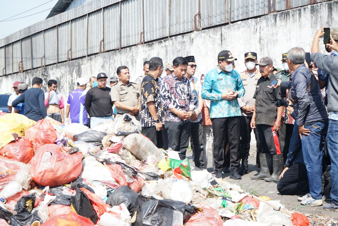 Dikeluhkan Warga, DLHK Sidoarjo Ambil Alih Pengelolaan TPS3 Ngempelsari