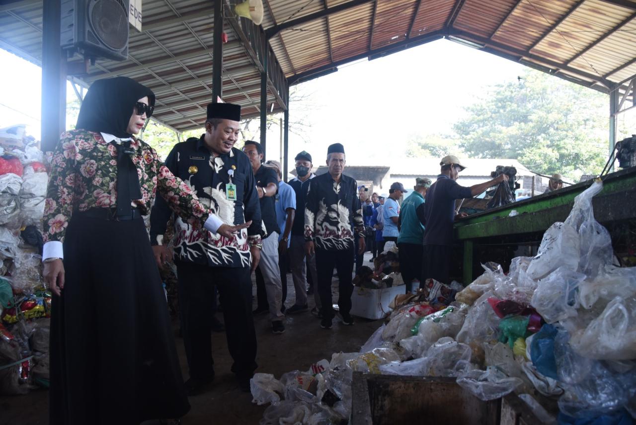 BUMDes Sedatigede Sidoarjo Gandeng Mahasiswa ITS Ciptakan Eco Enzim dari Sampah