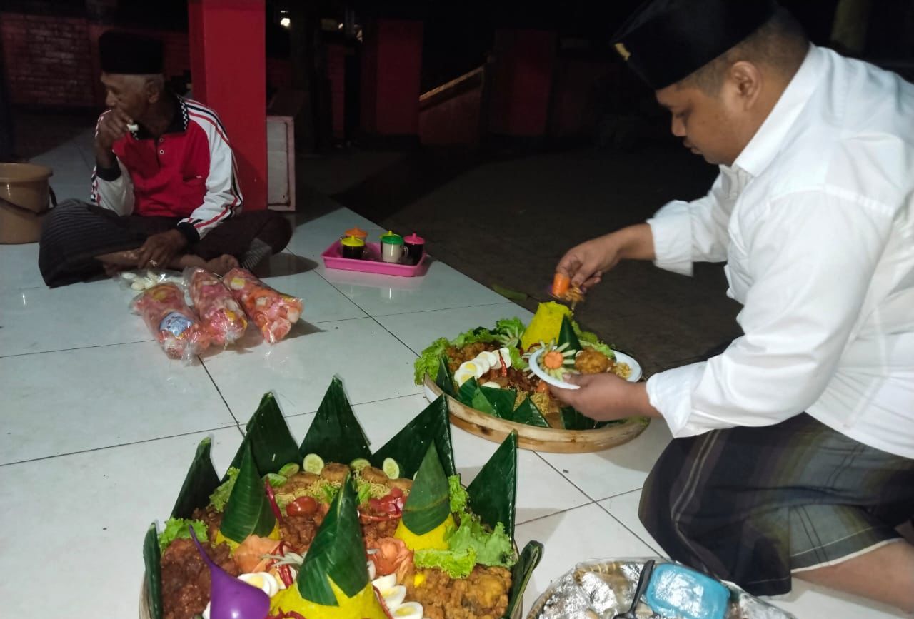 Bulan Bung Karno, Kader PDIP Surabaya Selametan Malam Jum'at Legi di Makam Syekh Marzuki