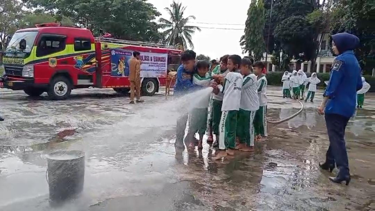 Belajar Kesiapsiagaan Sejak Dini, Siswa SD Plus Al Ishlah Bondowoso Ikuti Simulasi Kebakaran