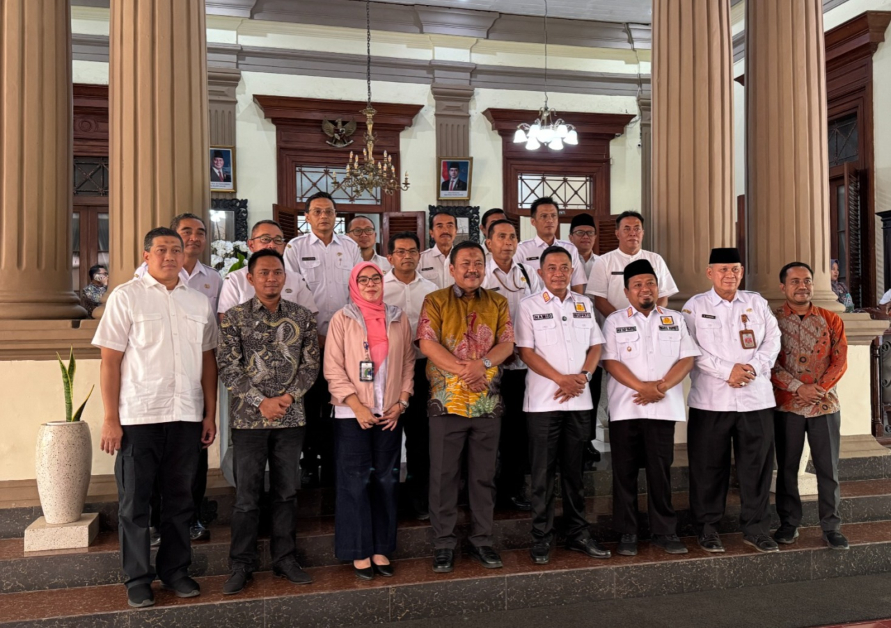 Anggota DPR RI Komisi V Dari Fraksi Partai Golkar yang juga Ketua DPD Golkar Jatim, Ali Mufti berfoto bersama mitra kerja komisi V dan Bupati Bondowoso beserta jajaran dan Wakil Ketua DPRD Bondowoso Ady Kresna.