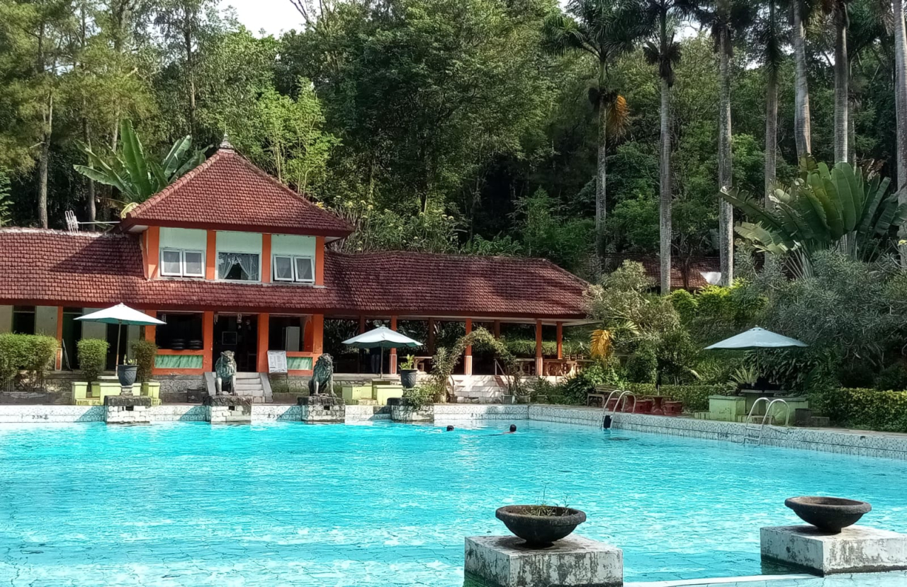 Menyelam ke Sejarah, Berendam dalam Alam: Pemandian Tasnan, Permata Hijau di Lereng Grujugan