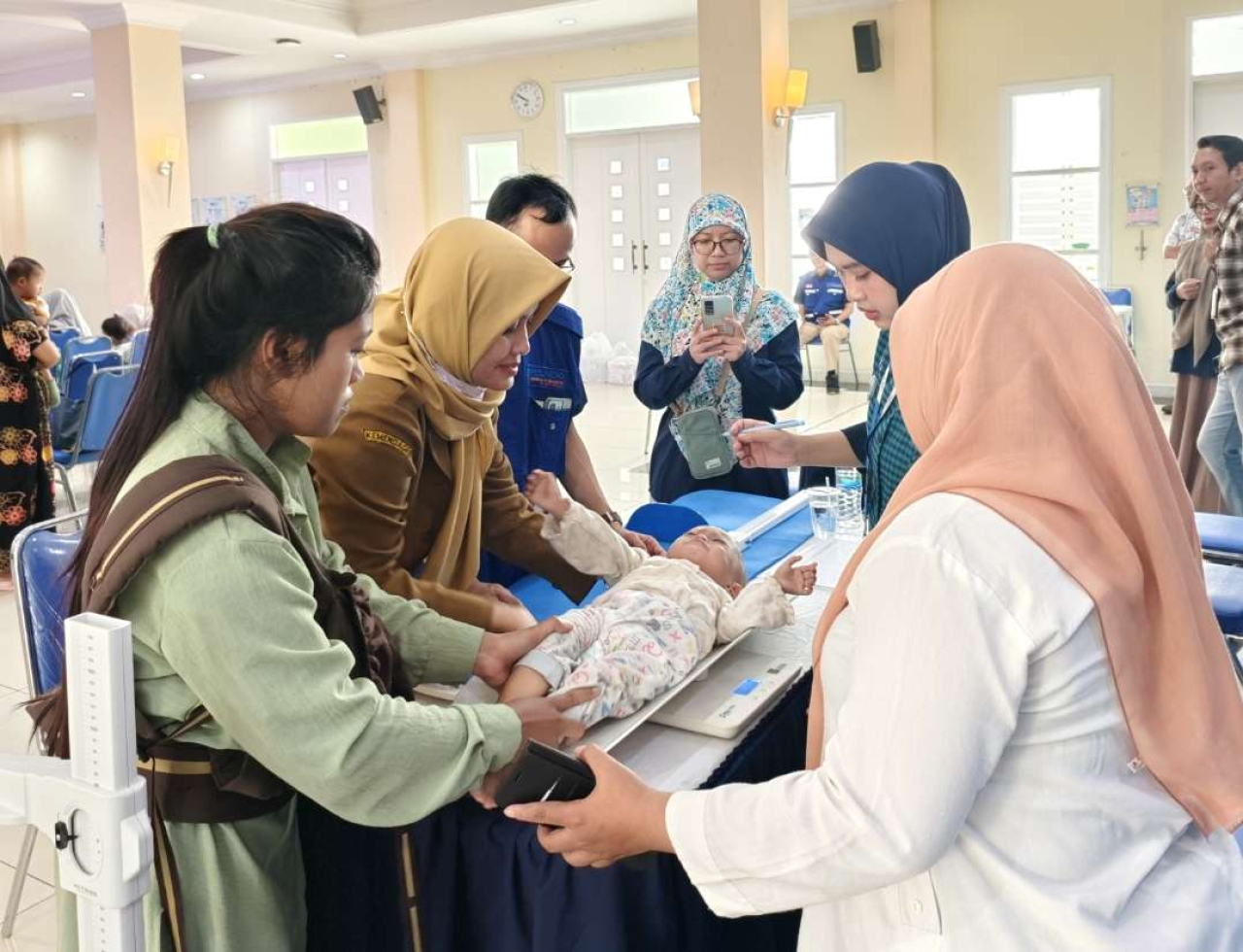 Salah satu balita asuh sedang dilakukan pengukuran tinggi dan berat badan