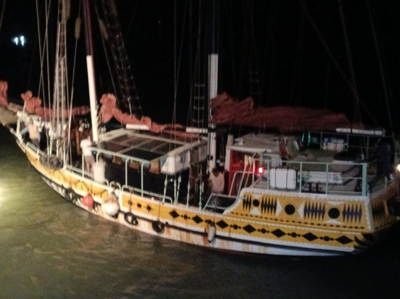 Pelindo Cilacap Lakukan Aksi Heroik Evakuasi Kapal Survey Arka Kinari yang Alami Blackout