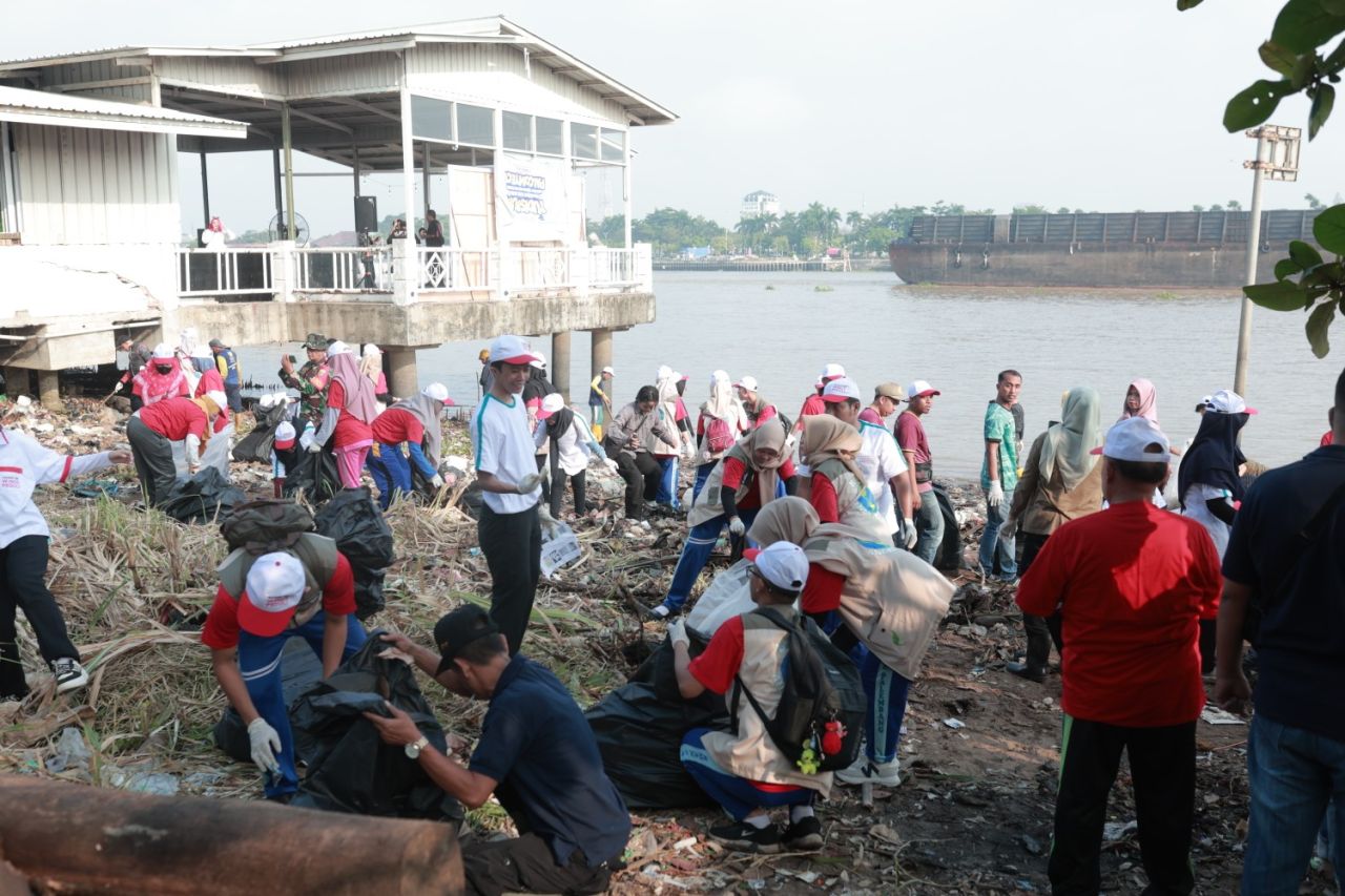 WINGS Peduli Bersihkan Sungai Musi dan Resmikan Bank Sampah Sekolah di Palembang