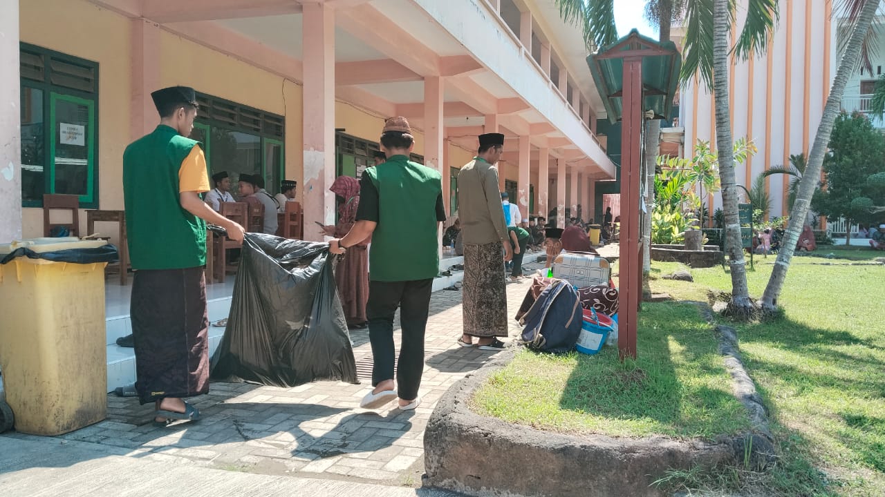 Santri Kalpataru Jaga Kebersihan PSB Satu Atap Nurul Jadid