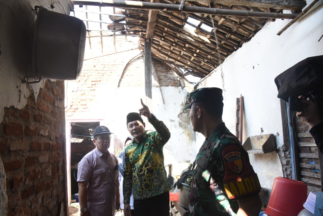 Bupati Sidoarjo Sidak Tiga Rumah Reyot, Janjikan Renovasi Lewat Program RTLH
