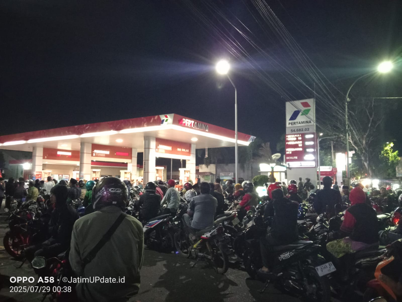 Jalur Gumitir Ditutup, SPBU Bondowoso Dikepung Antrean hingga 1,5 km