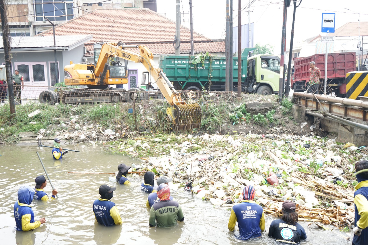 Pemkab Sidoarjo Kerahkan Alat Berat untuk Normalisasi Sungai Kanal Porong
