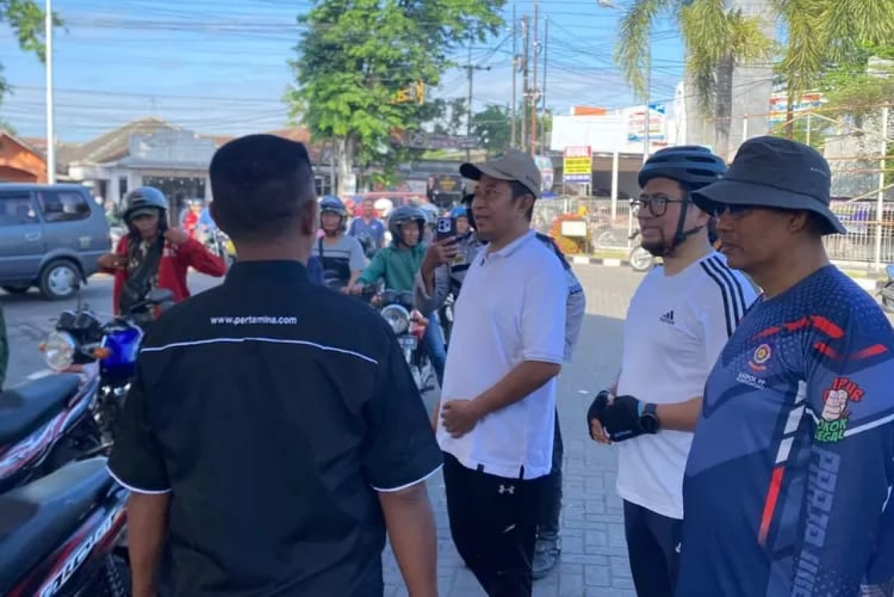 Bupati Bondowoso Sidak SPBU Pakai Onthel, Pastikan Distribusi BBM Membaik