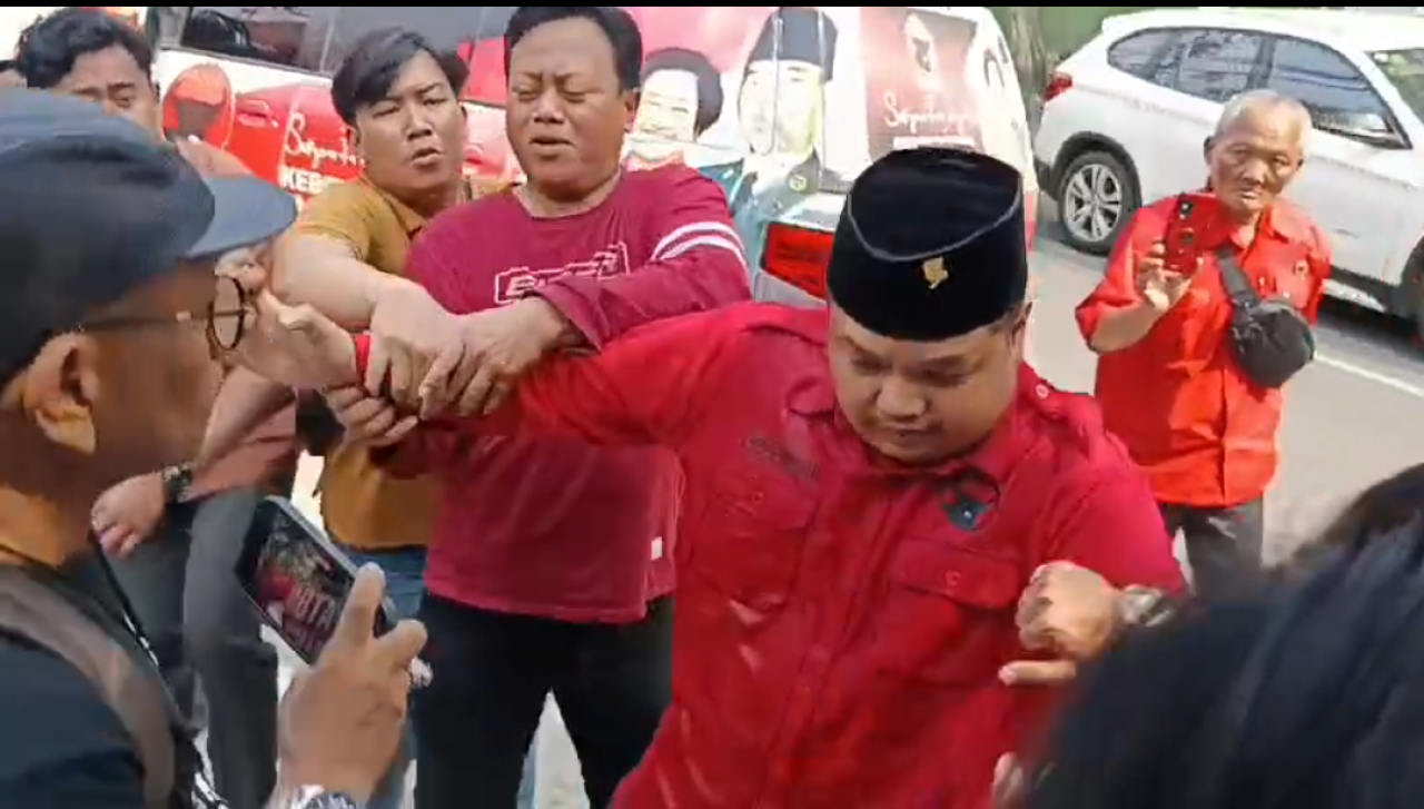 Achmad Hidayat Nyaris Bakar Diri di Depan Kantor DPC PDIP Surabaya, Soroti Dominasi Armuji