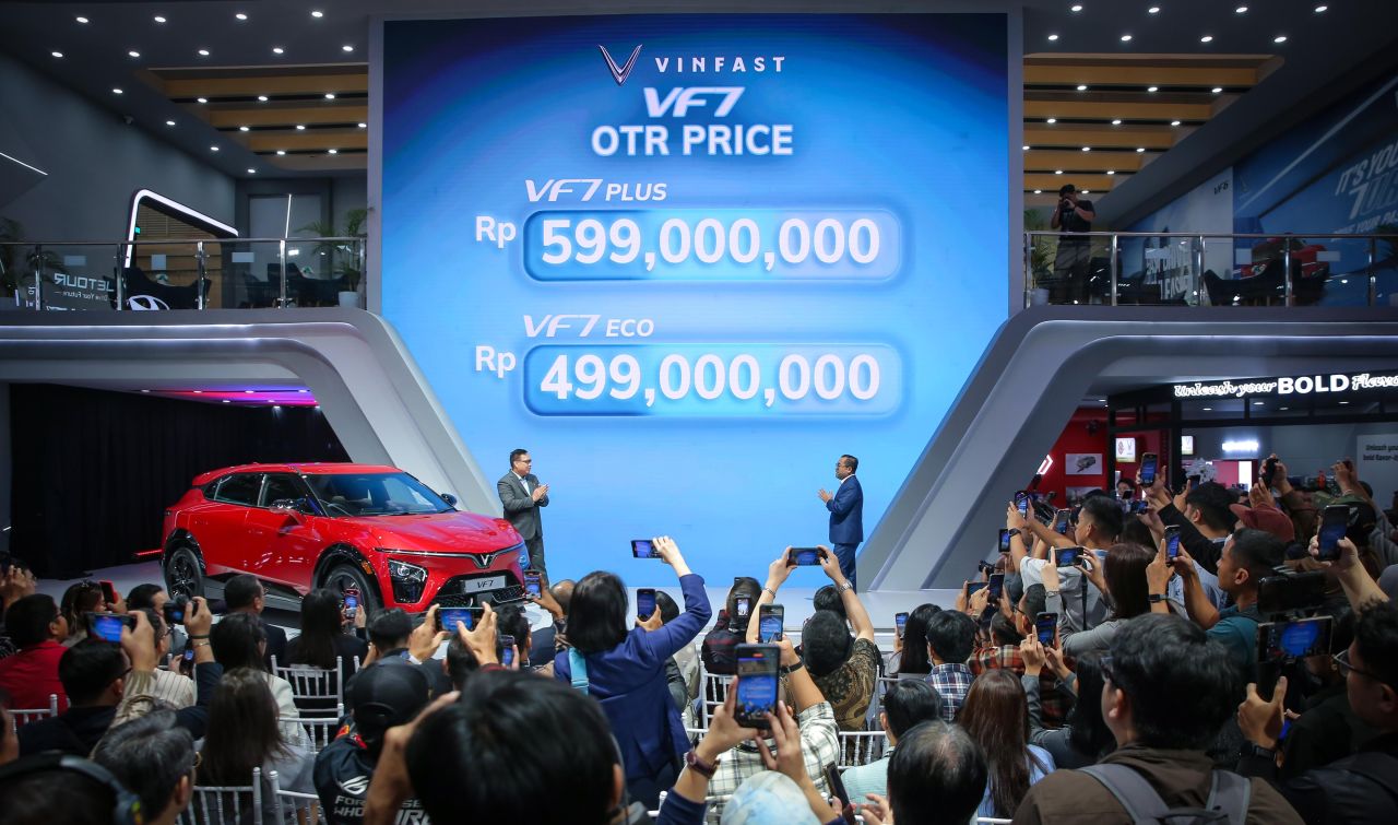VinFast Luncurkan SUV Listrik VF 7 di GIIAS 2025, Harga Mulai Rp468 Juta