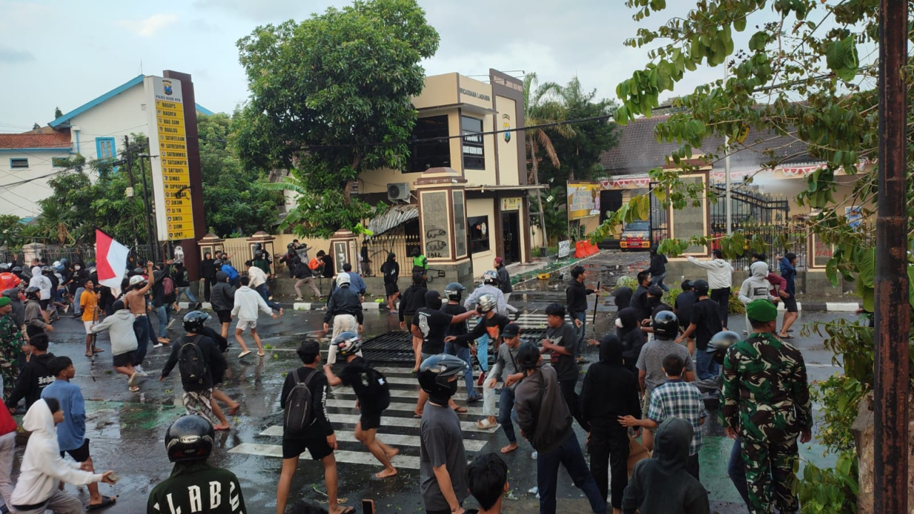 Massa Kepung Polres Kediri Kota, Status Siaga 1 Ditetapkan