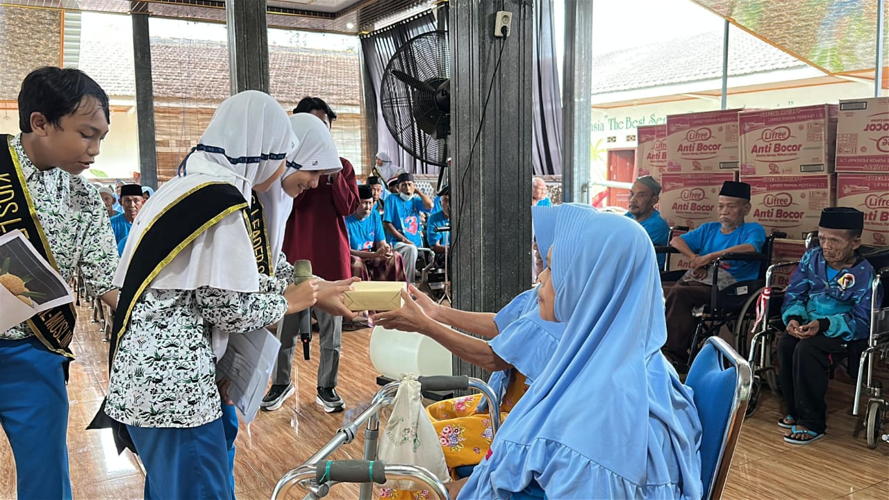 SD Al Muslim Tanamkan Empati Siswa Lewat Safari Sosial di Griya Lansia Malang