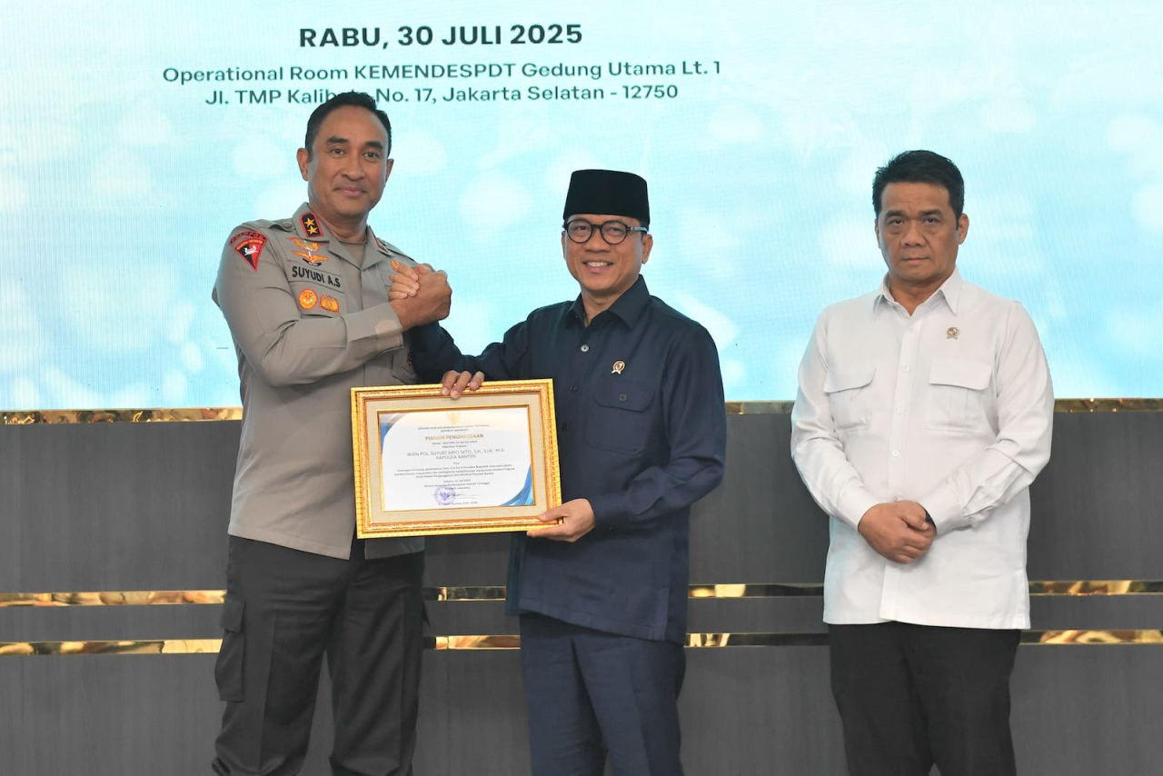Mendes PDT Beri Penghargaan Kapolda Banten dan Kapolresta Sidoarjo