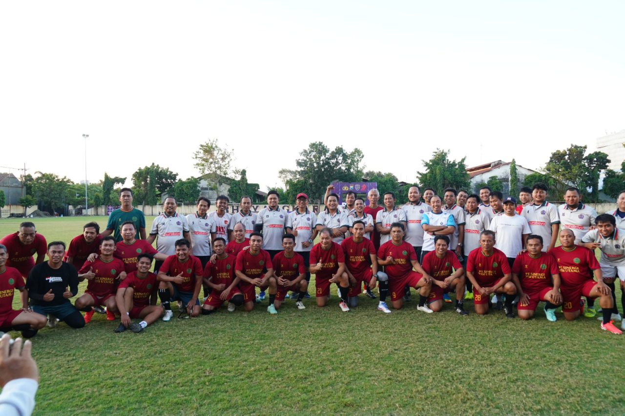 Saat Rektor Turun ke Lapangan: Tawa dan Gol Warnai Laga Persahabatan UM Surabaya vs UMY