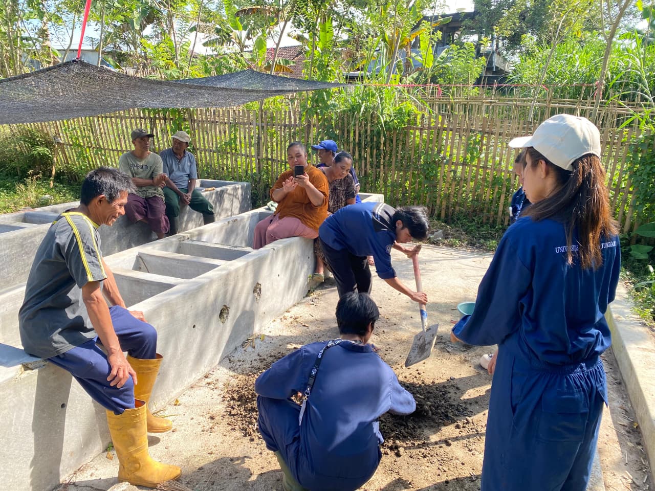 Dukung Ketahanan Pangan Berkelanjutan, Mahasiswa Unitri Latih Petani Buat Pupuk Bokashi