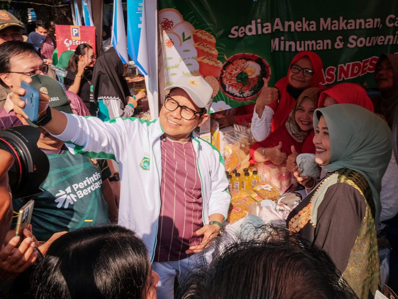 Menko PM Beri Bantuan Alat Produksi untuk Purna PMI di Malang, Dorong Kemandirian Usaha