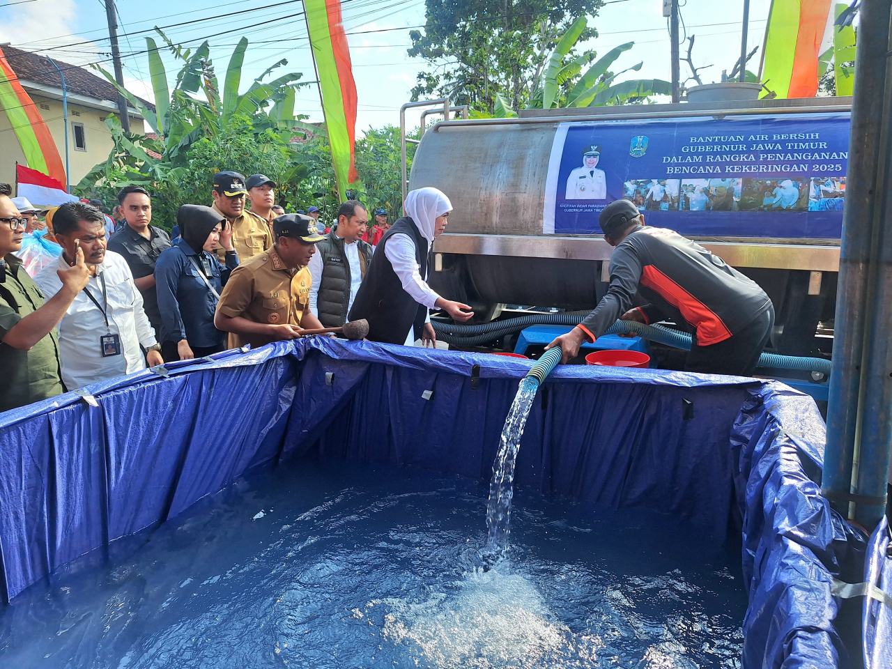 Antisipasi Kekeringan di Pacitan, Gubernur Khofifah Serahkan Bantuan Air Bersih, Tandon dan Jirigen