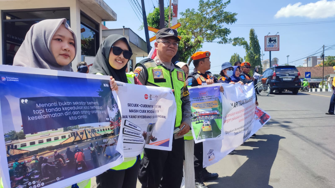 KAI Daop 7 Madiun Sosialisasikan Keselamatan KA di 80 Titik Perlintasan