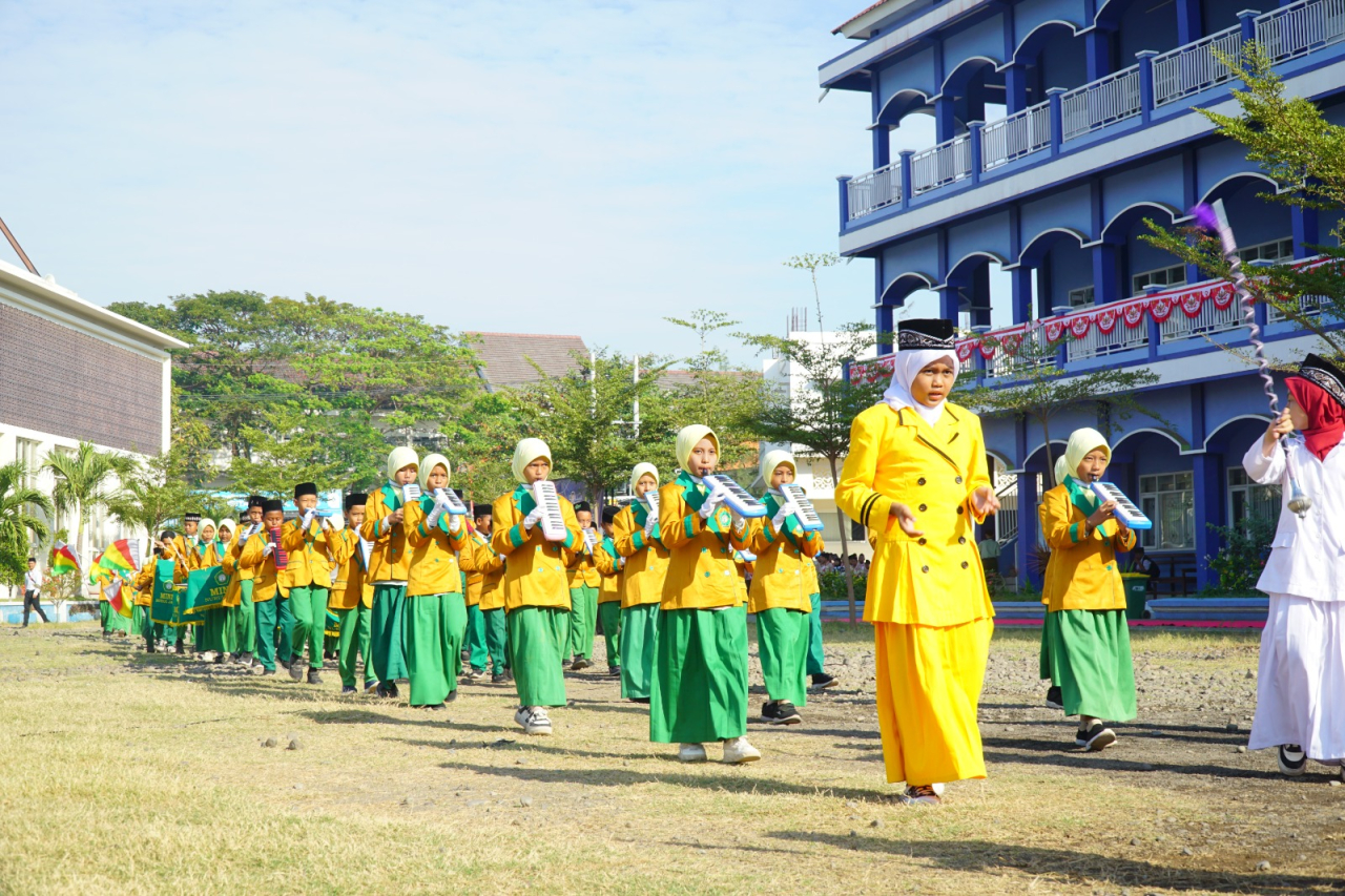 Penampilan Drumband MI Nurul Mun’im Memukau dalam Upacara 17 Agustus di Pesantren Nurul Jadid