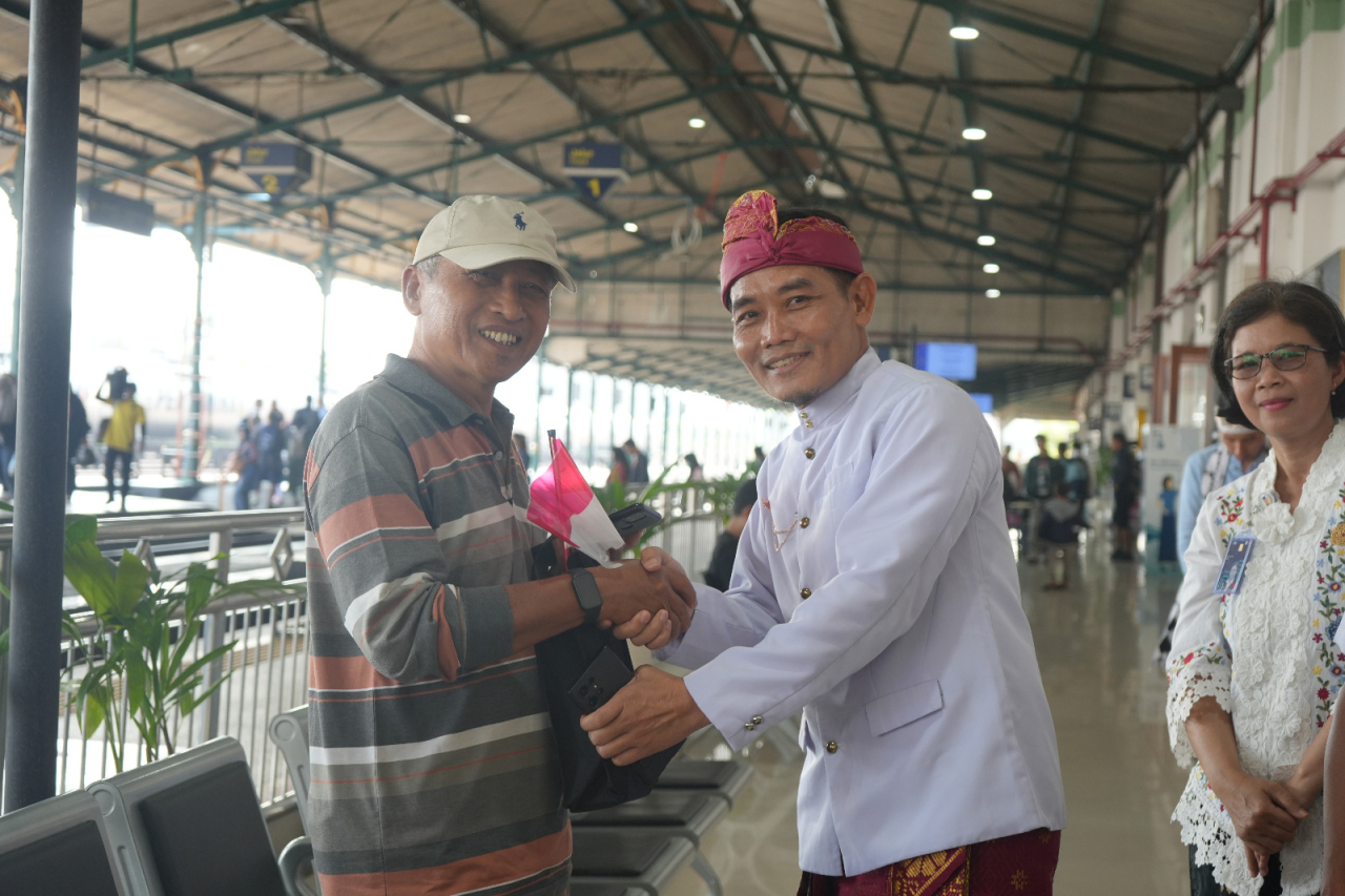 KAI Daop 7 Madiun Rayakan HUT ke-80 RI Bersama Penumpang di Atas Kereta