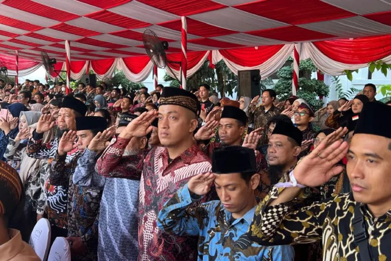 Air Mata Haru Eks Napiter Saat Ikuti Upacara HUT ke-80 RI di Surabaya