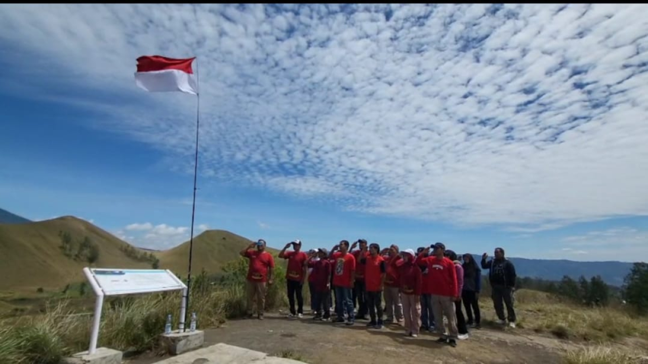 Merah Putih Berkibar Di Langit Kawah Wurung, Pemdes Pejaten Rayakan Detik-Detik Peringatan HUT RI