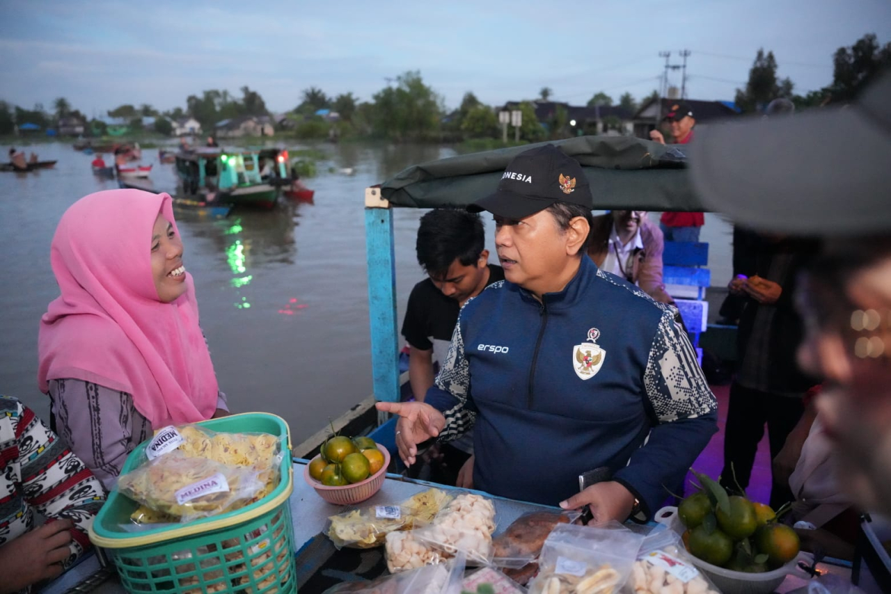 Berkunjung ke Lok Baintan, Wamen Viva Yoga Ajak ke Pasar Tradisional Untuk Kembangkan Ekonomi Rakyat