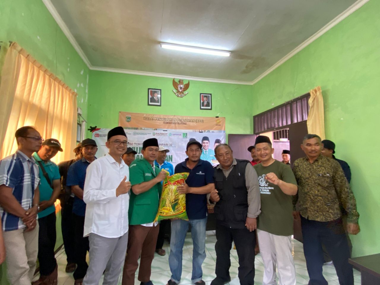 Dukung Ketahanan Pangan Nasional, Satgas Ansor Jatim Gandeng Unira Tebar Benih INPARI-32