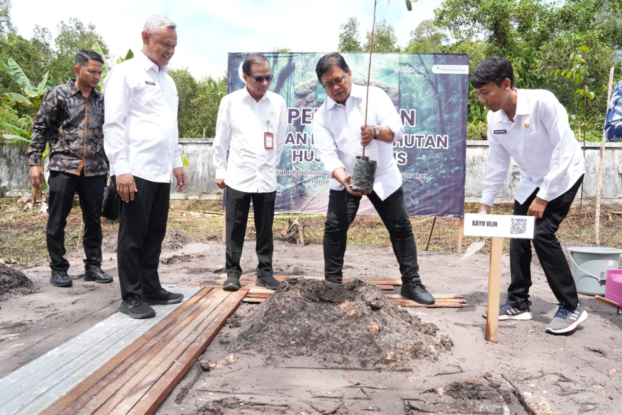Di Banjarmasin, Wamen Viva Yoga Resmikan Miniatur Hutan Hujan Tropis