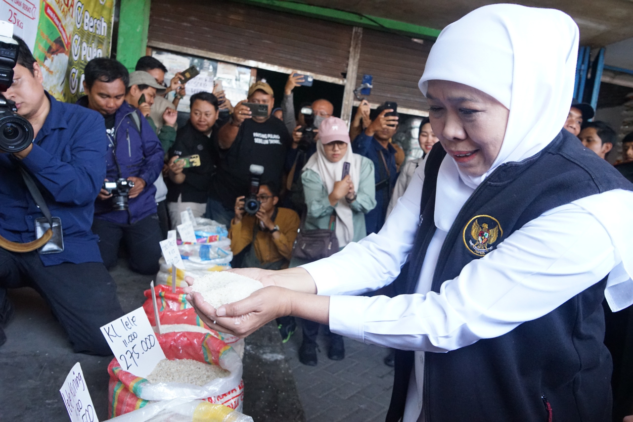 Pastikan Ketersediaan Khofifah dan Bupati Sidoarjo Tinjau Distribusi Beras SPHP di Pasar Larangan