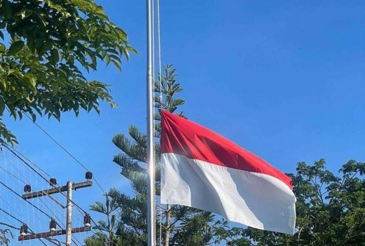 Bendera Setengah Tiang, Simbol Duka dan Perlawanan Rakyat Kecil
