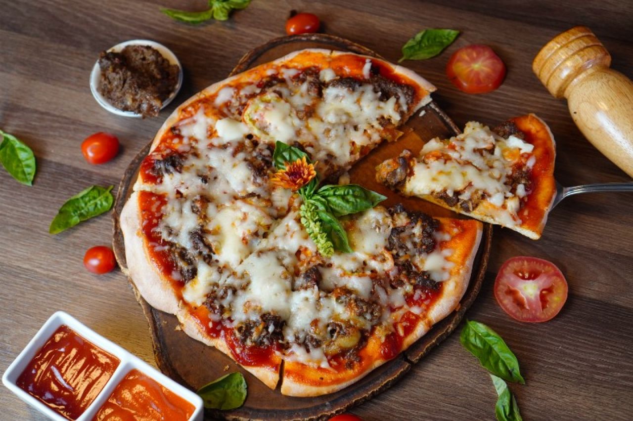 Swiss-Belinn Airport Surabaya Rayakan HUT ke-80 RI dengan Pizza Merah Putih Rendang