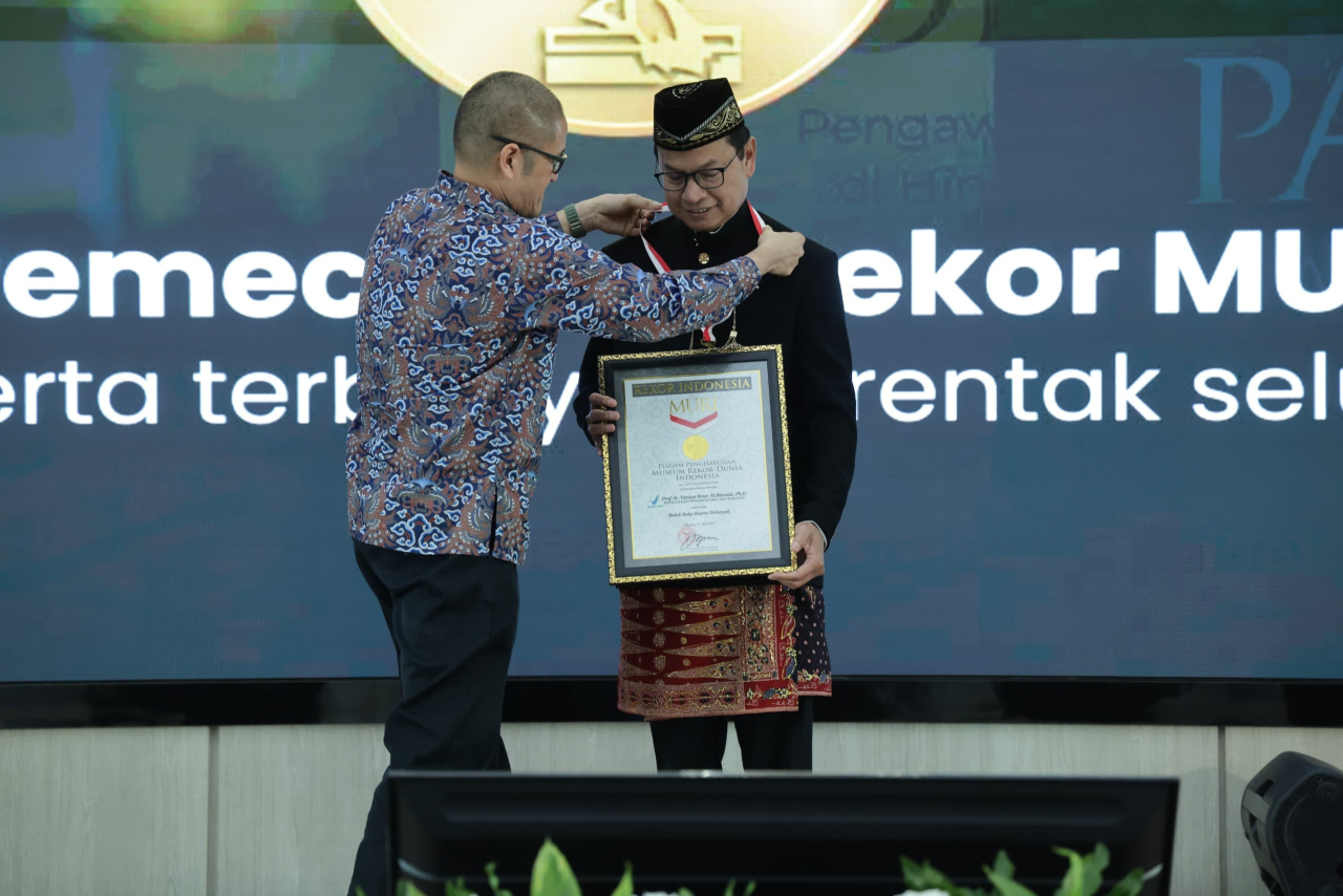 Taruna Ikrar Pimpin Bedah Buku Serentak BPOM Pecahkan Rekor