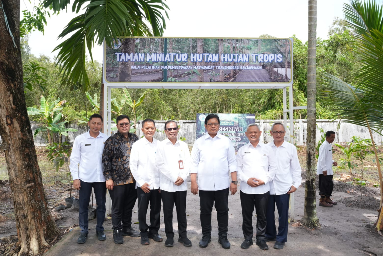 Di Banjarmasin, Wamen Viva Yoga Resmikan Miniatur Hutan Hujan Tropis