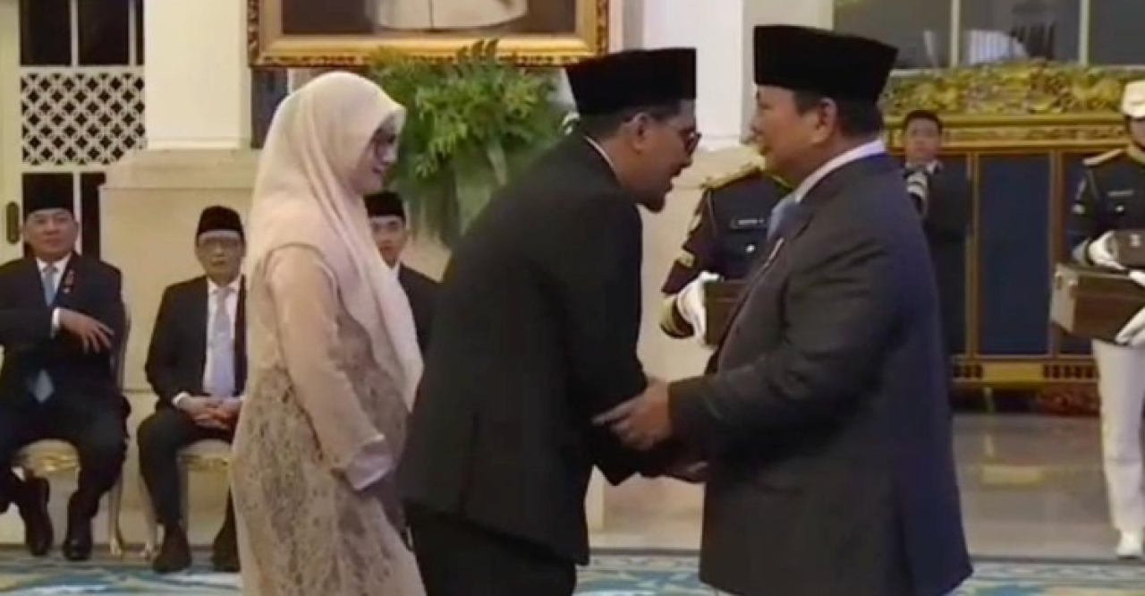 Gus Idror saat menerima penghargaan dari Presiden Prabowo mewakili keluarga KH.Maimoen Zubair.