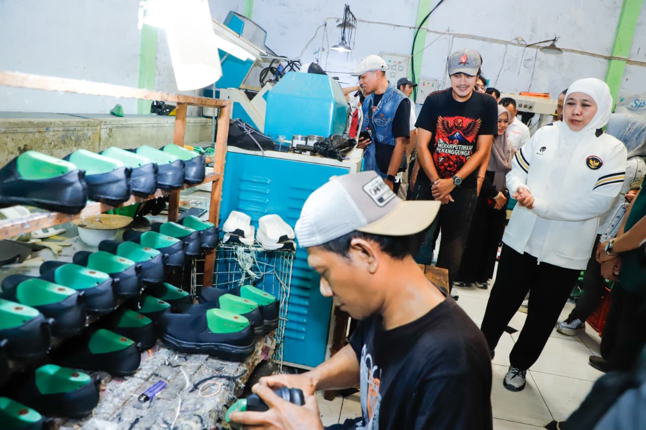 Khofifah Borong 3.000 Pasang Sepatu Awake, UMKM Mojokerto Naik Kelas