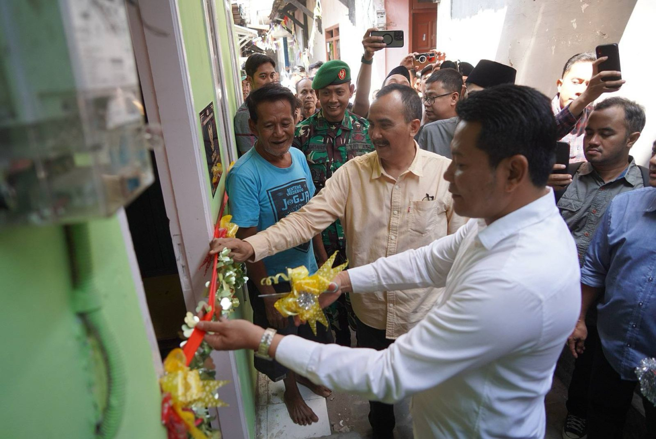Bupati Sidoarjo Serahkan Kunci Rumah Hasil Renovasi BAZNAS