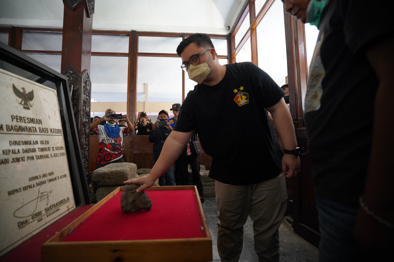 Mas Dhito Kembalikan Fragmen Kepala Ganesha ke Museum