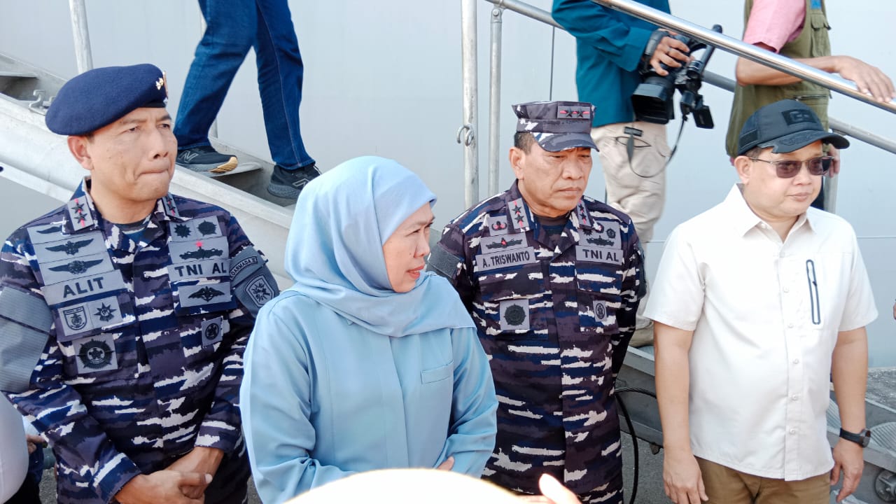 KRI Surabaya 591 Angkut Bantuan Sosial untuk Warga Bawean, Gubernur Khofifah Turun Langsung