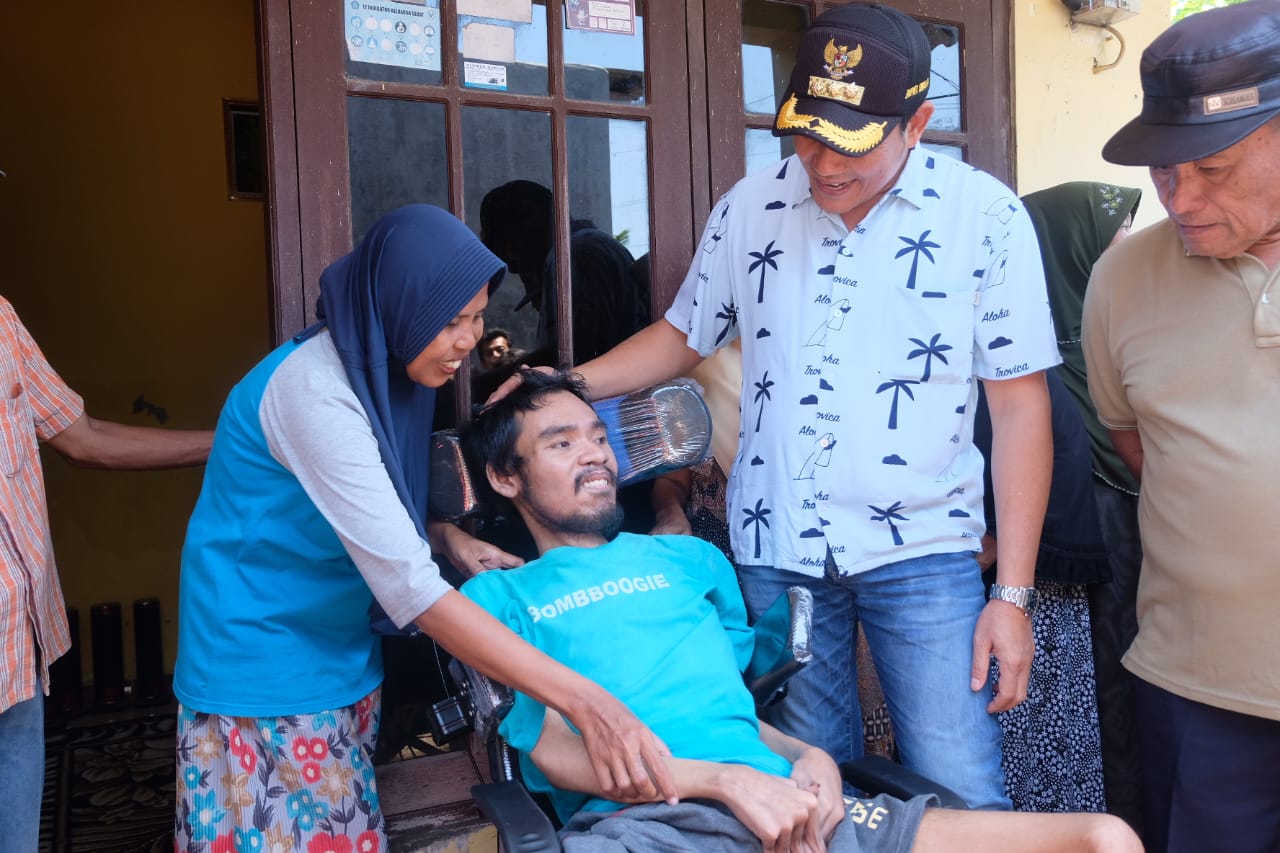 Bupati Sidoarjo Serahkan Kursi Roda untuk Penyandang Disabilitas di Buduran