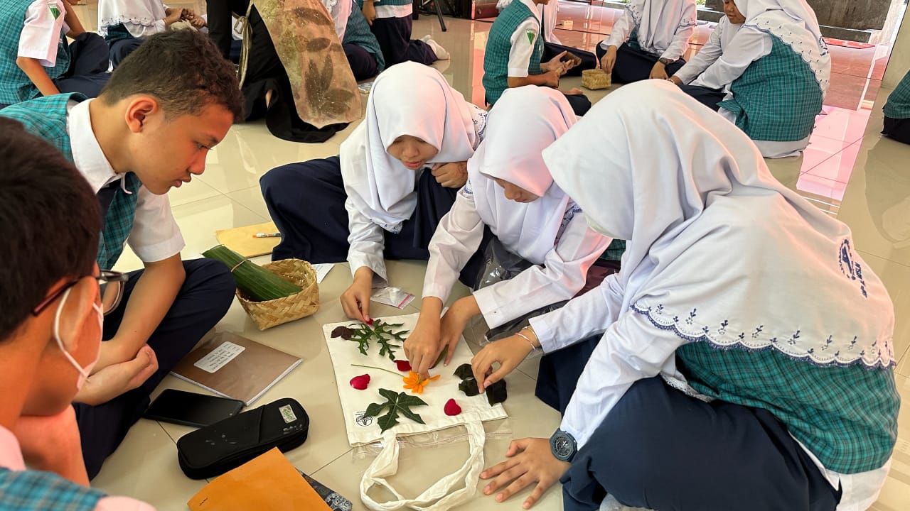 Healthy Day SMP Al Muslim Ajak Siswa Rayakan Hari Ozon dengan Eco Print