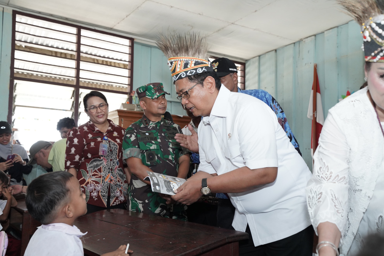 Tinjau SD Transmigran, Wamen Viva Yoga: Kita Ingin Anak Di Kawasan Transmigrasi Cerdas, Unggul, dan Inovatif