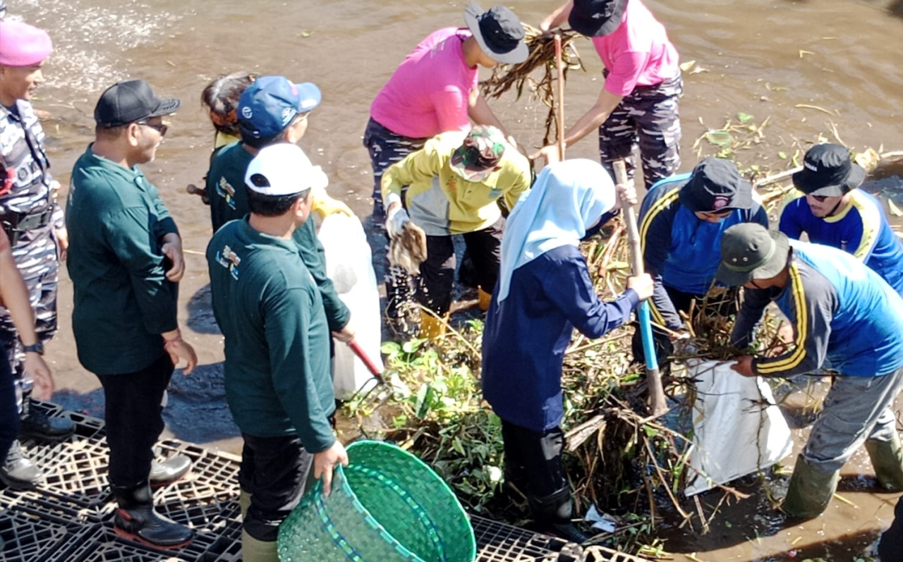 Gubernur Khofifah Pimpin Aksi Bersih Sungai Legundi, Gaungkan Semangat WCD 2025
