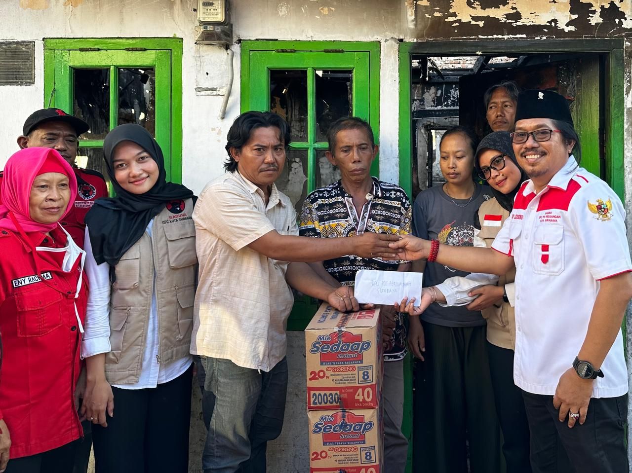 Baguna PDIP Surabaya Salurkan Bantuan untuk Korban Kebakaran Dupak Timur dan PPI Gresik