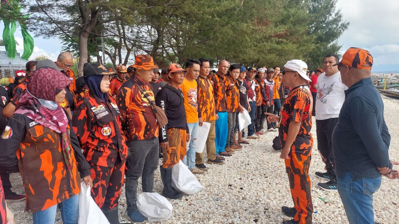Rayakan HUT ke-66, Pemuda Pancasila Surabaya Bersih-Bersih Pantai Kenjeran