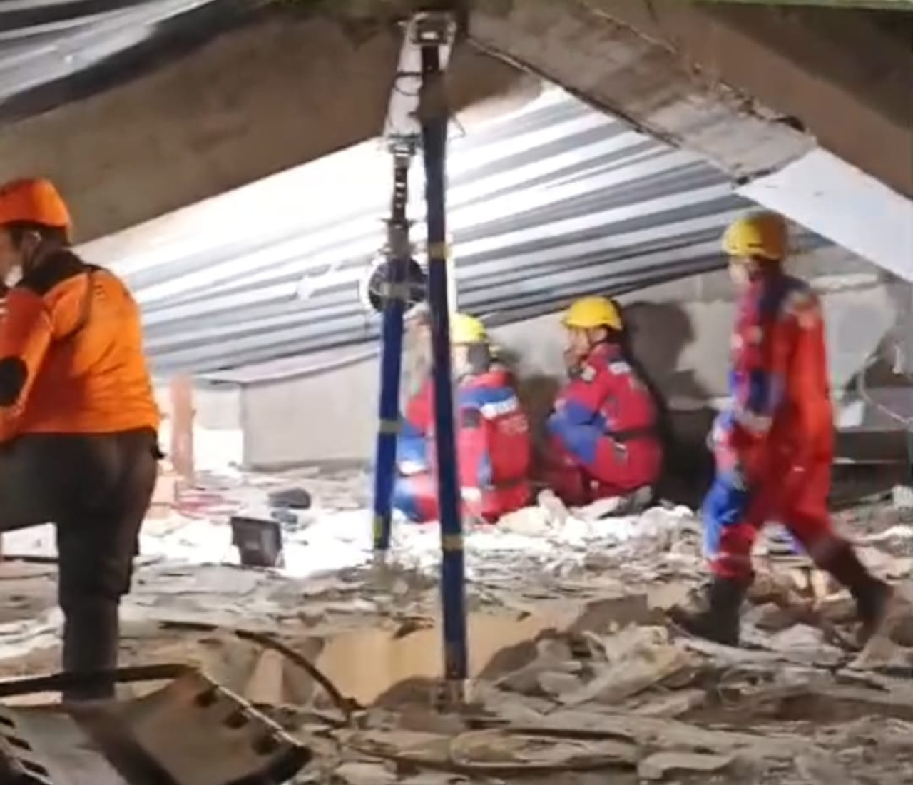 Evakuasi Hari Kedua Ponpes Al-Khoziny: 102 Korban Selamat, 3 Santri Meninggal Dunia